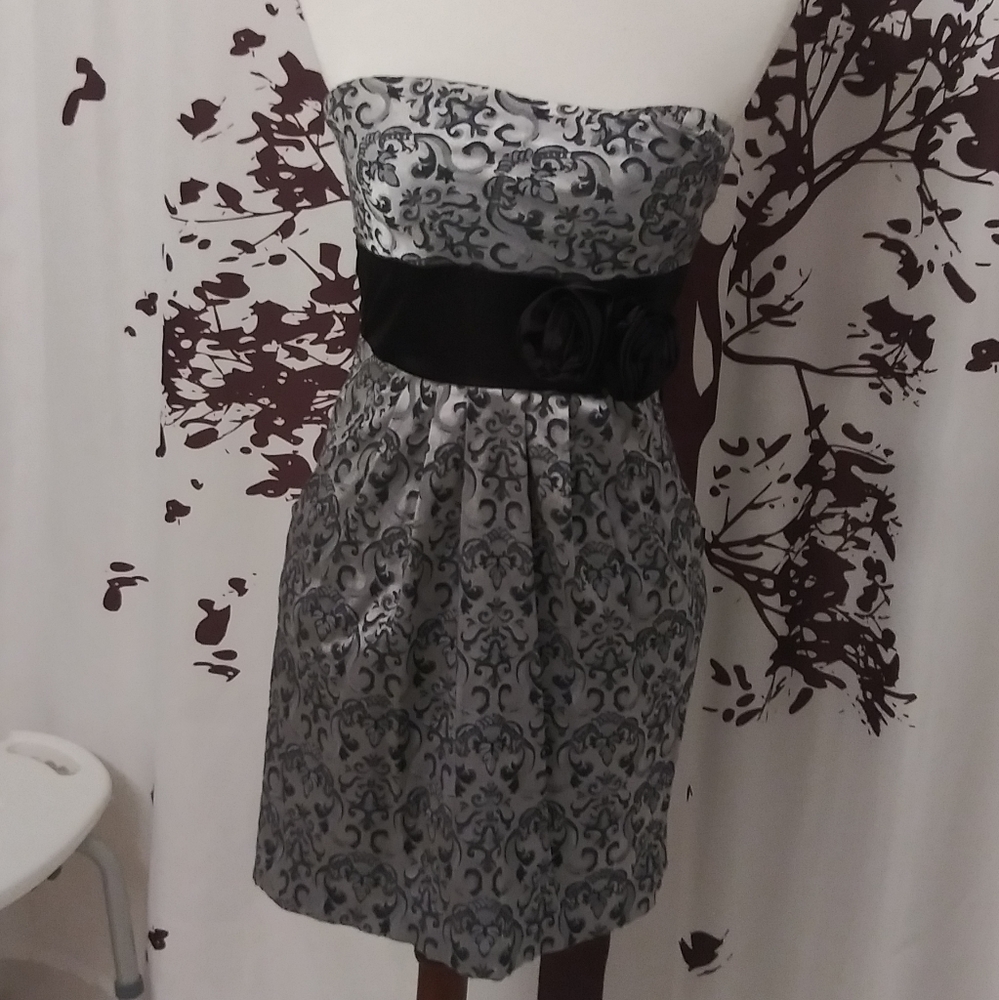 Fancy strapless dress with pockets!